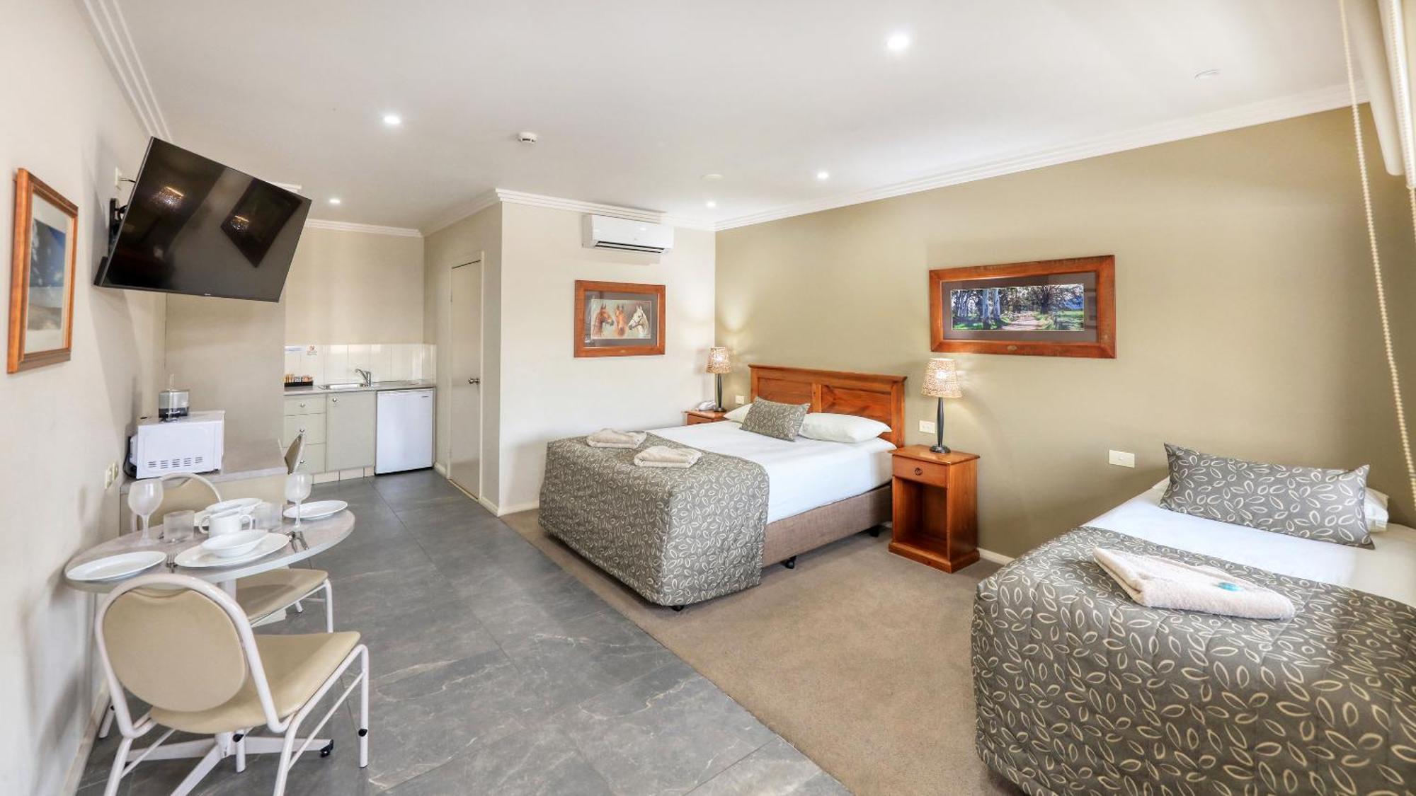 The Saltbush Motor Inn Hay Exterior photo