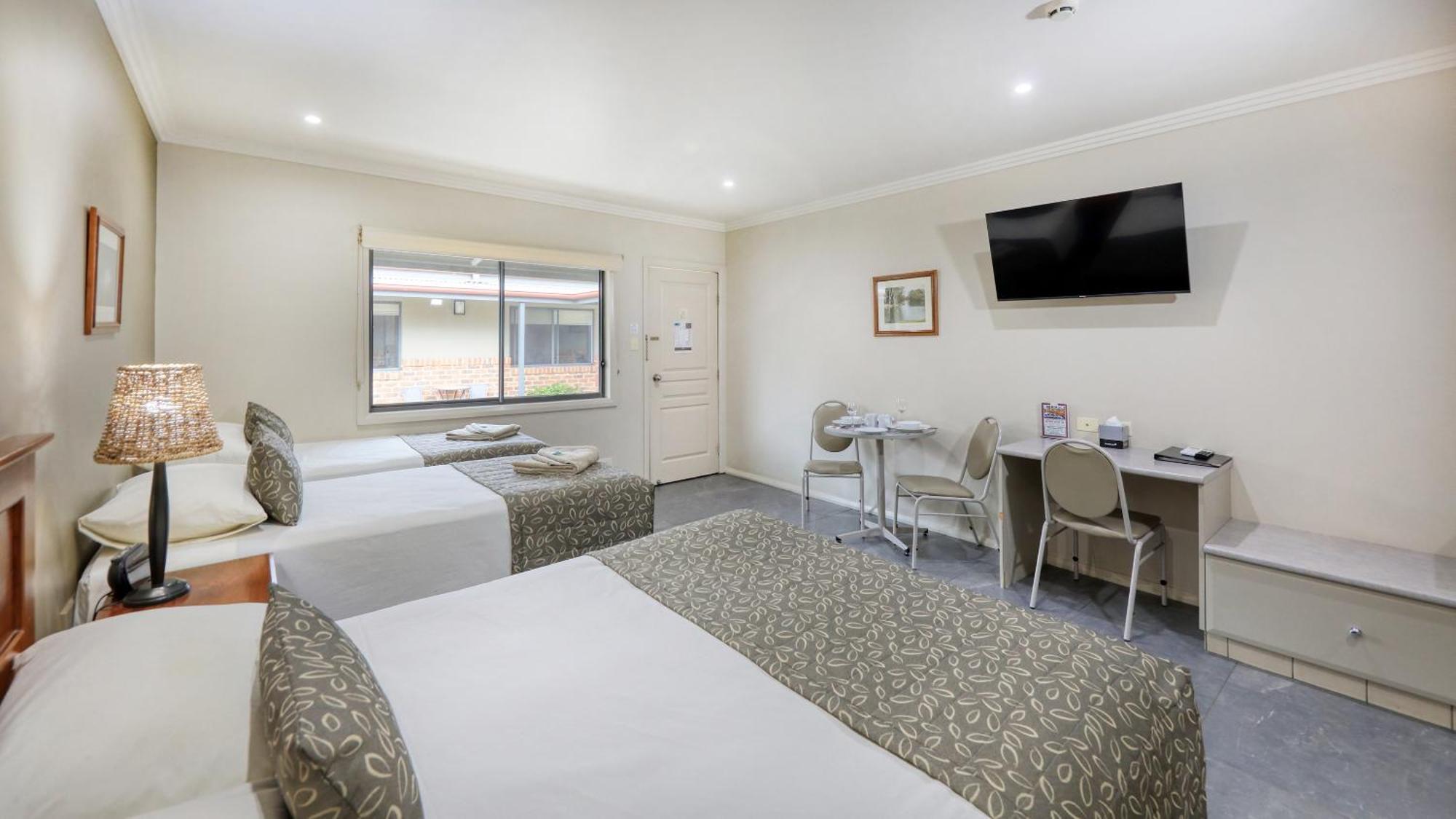 The Saltbush Motor Inn Hay Exterior photo