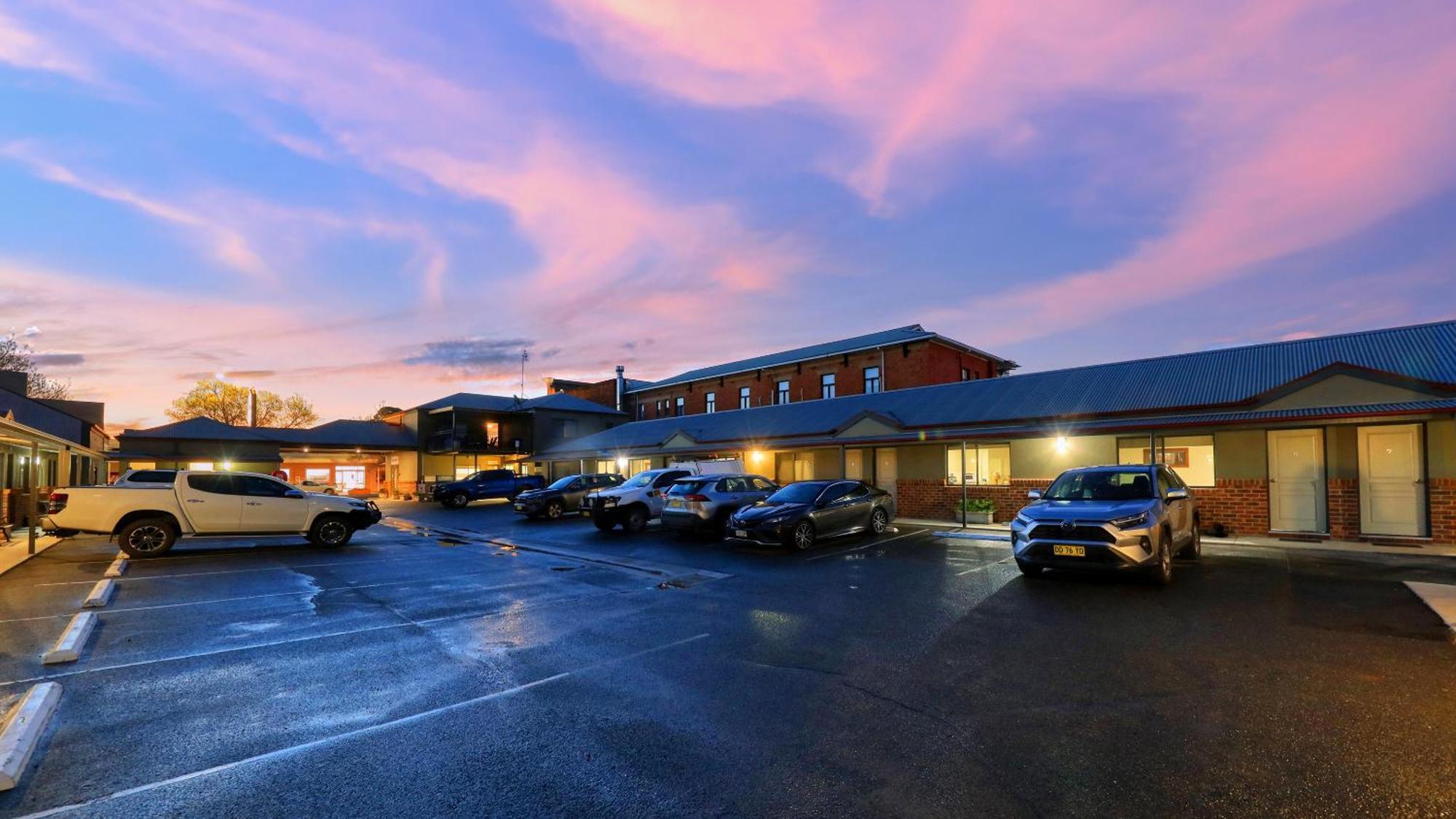 The Saltbush Motor Inn Hay Exterior photo