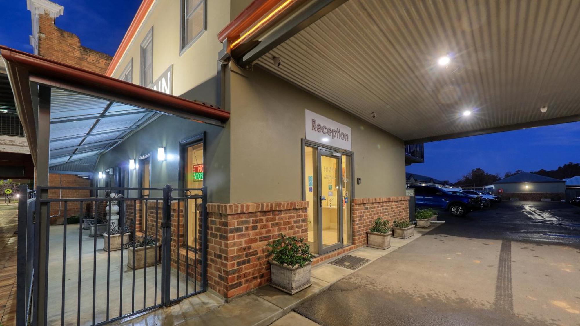 The Saltbush Motor Inn Hay Exterior photo