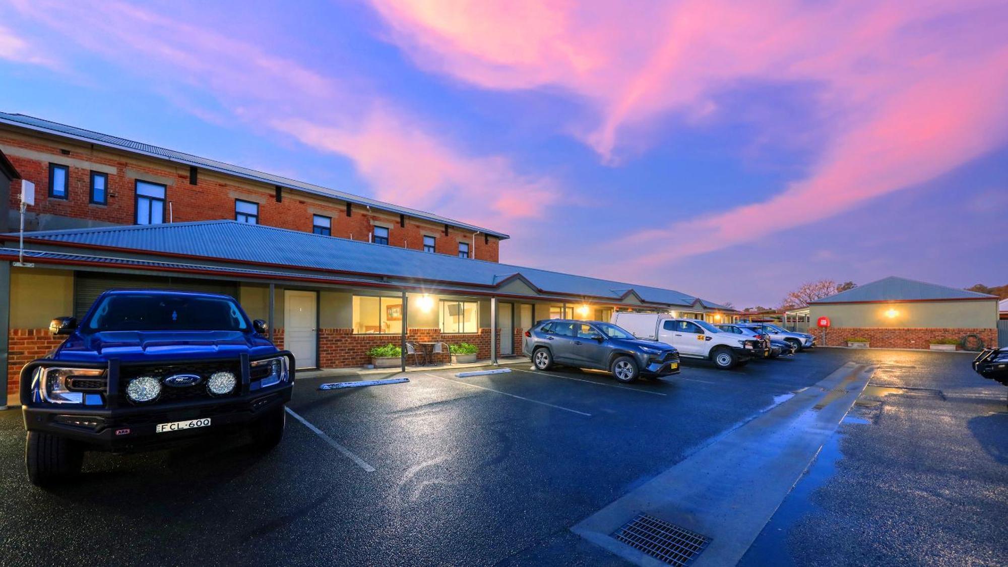 The Saltbush Motor Inn Hay Exterior photo