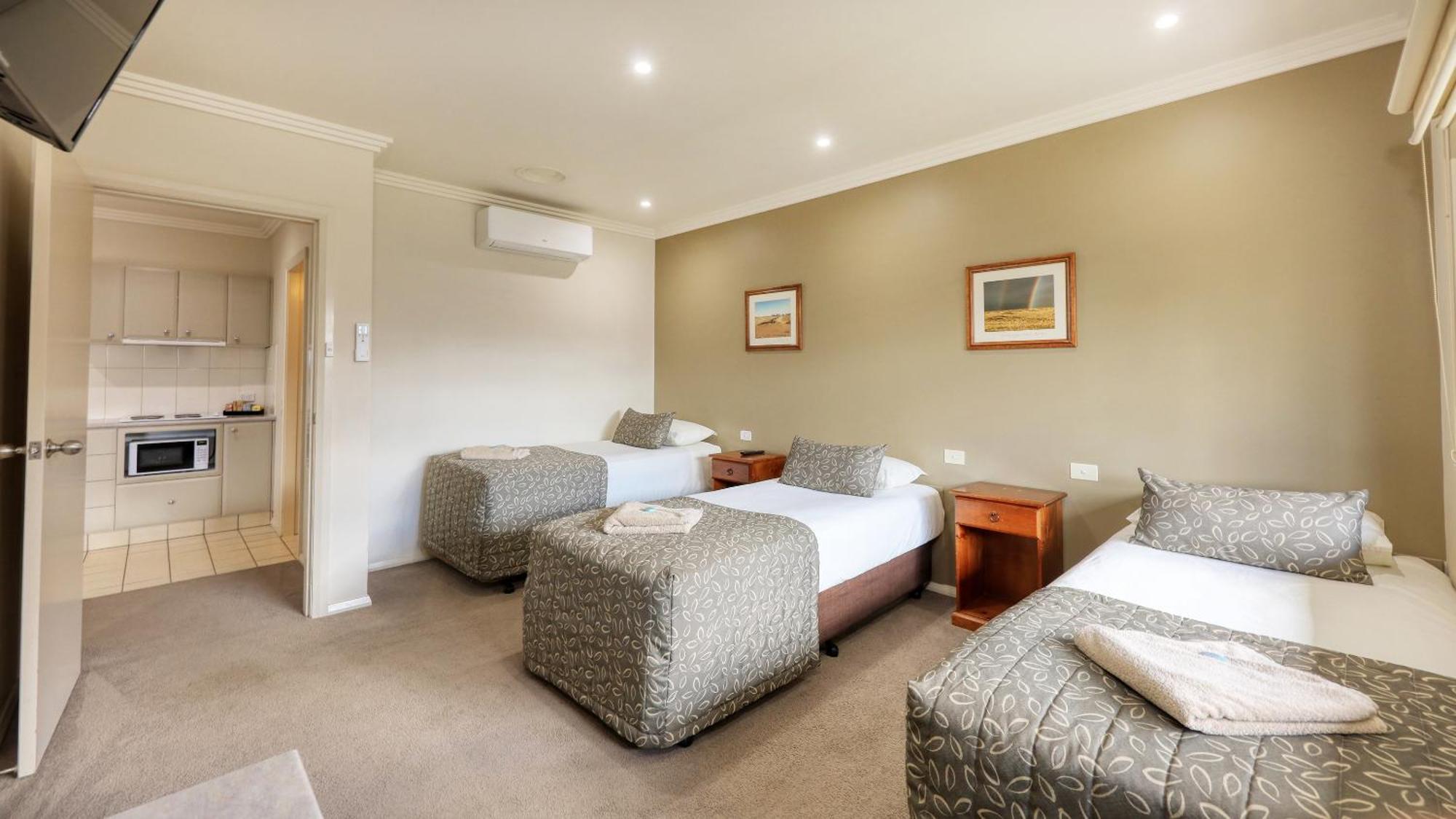 The Saltbush Motor Inn Hay Exterior photo