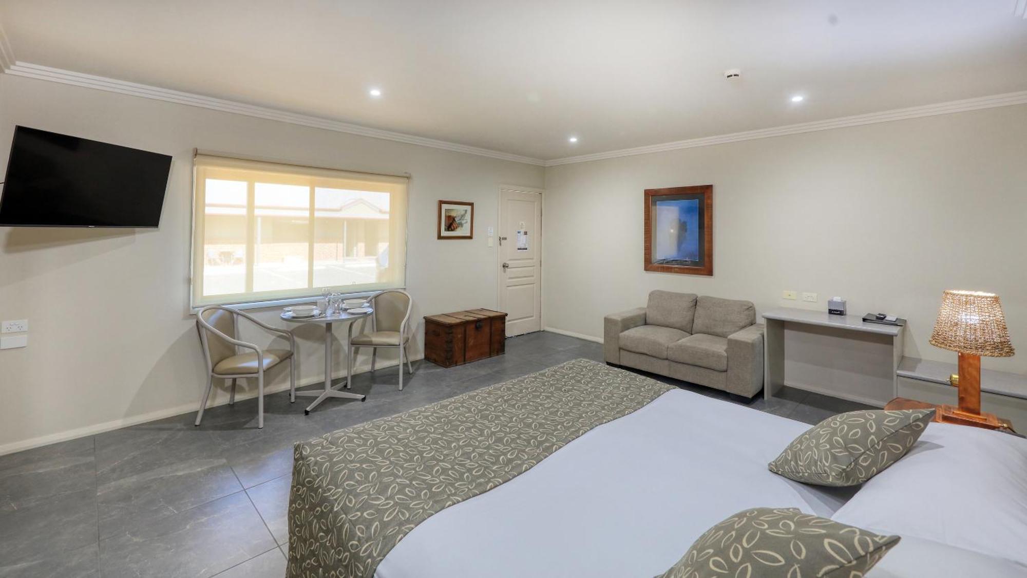 The Saltbush Motor Inn Hay Exterior photo
