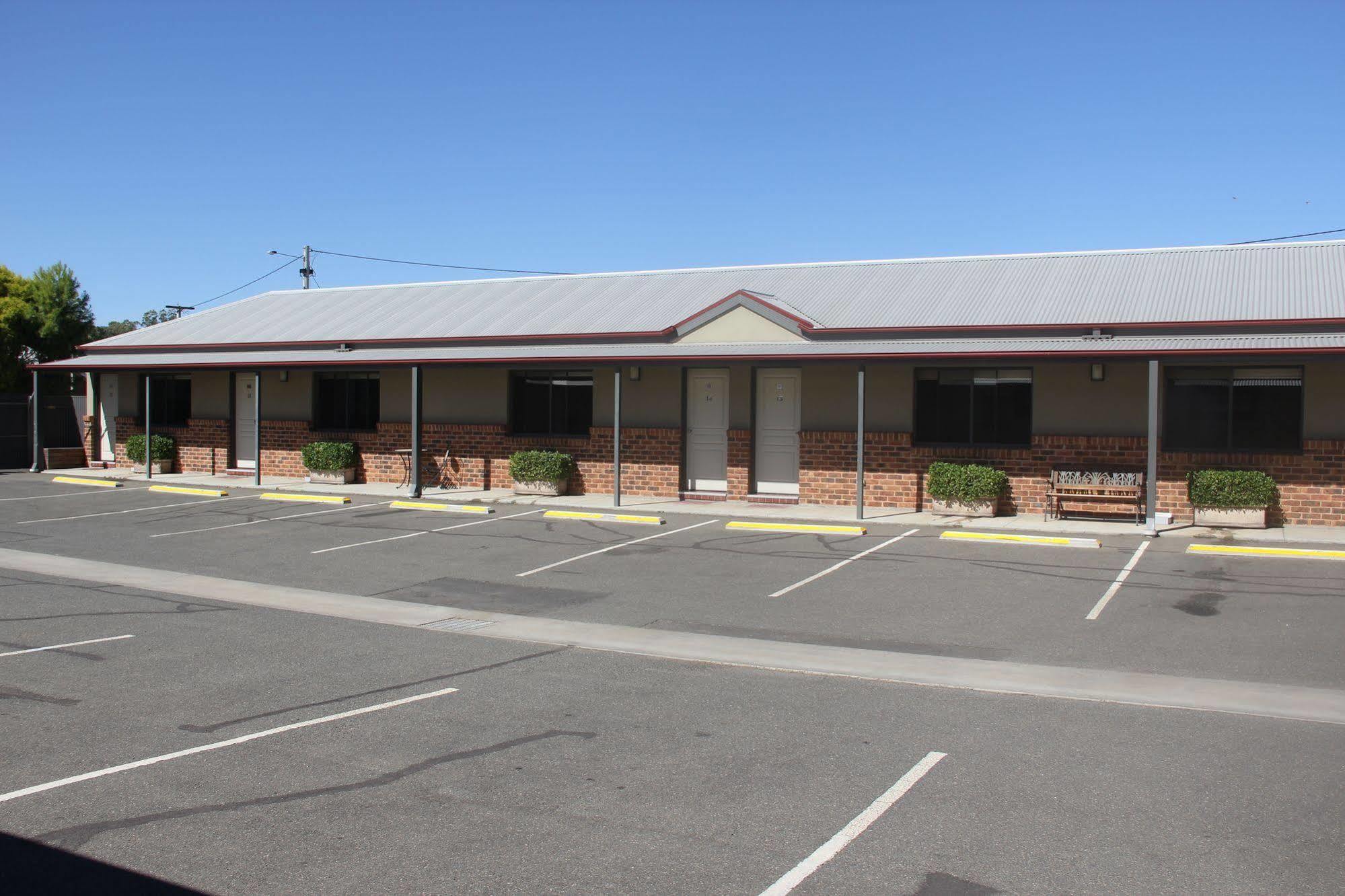 The Saltbush Motor Inn Hay Exterior photo